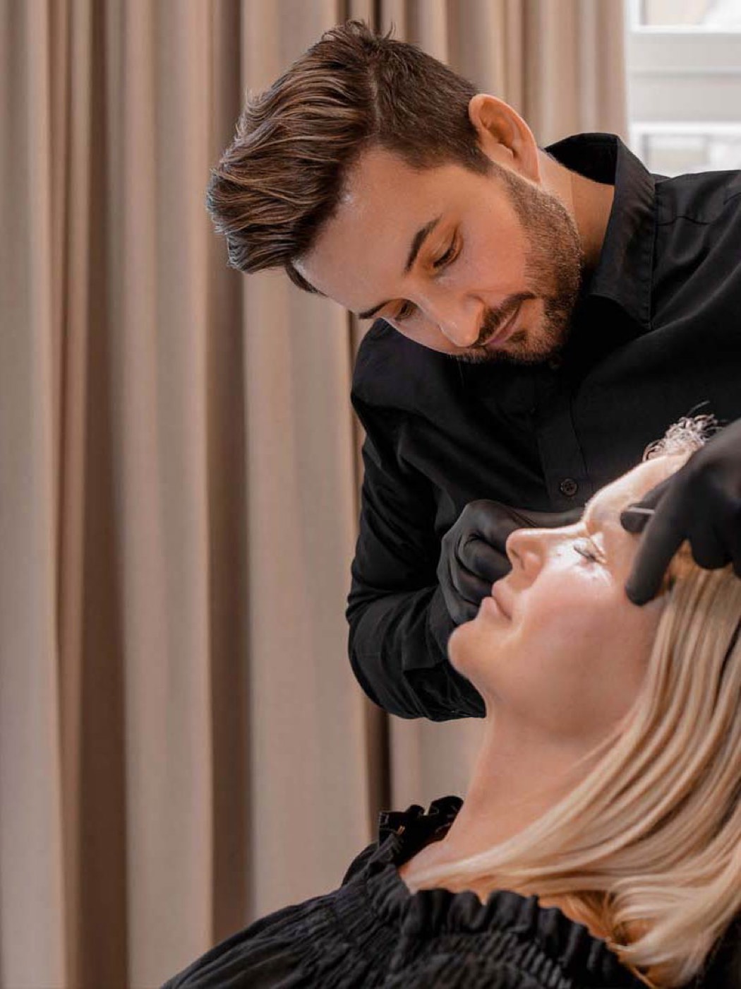 Dr. Rams bei Befundanalyse und Markierung am Oberlid